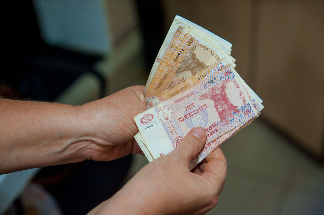 image В Молдове стали реже снимать наличность в банках и чаще — в банкоматах